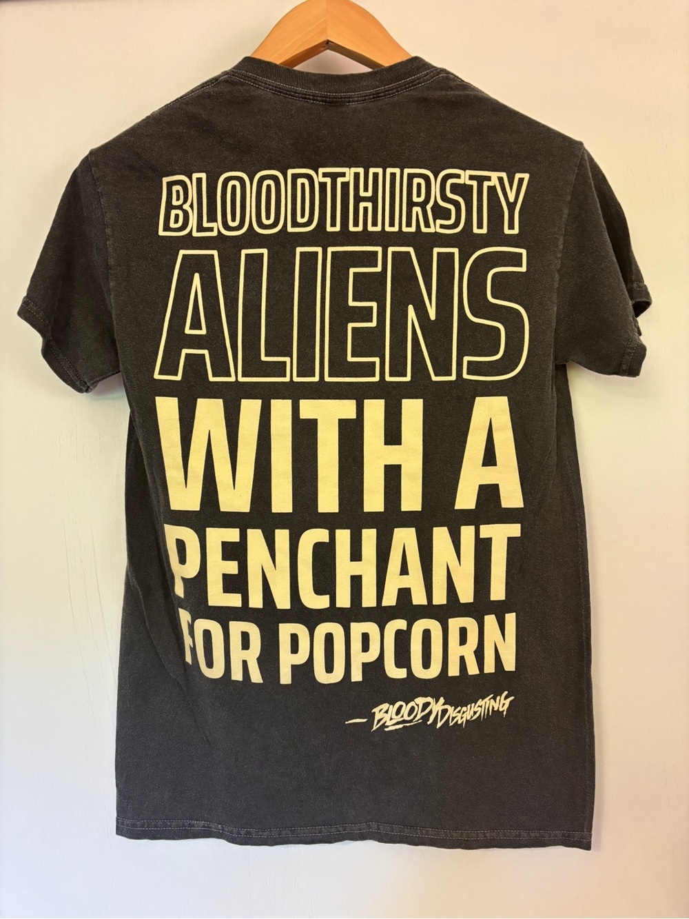 Killer Klowns Mens Tee Size Small Graphic Horror Bloody Disgusting Nerd - Picture 2 of 7